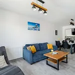 Blue In With Mountain View And Parking By Renters דירה *