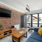 Blue In With Mountain View And Parking By Renters קרפאז'
