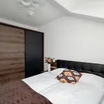 Blue In With Mountain View And Parking By Renters דירה קרפאז'