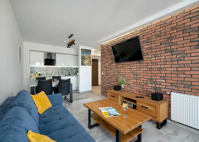 Blue In With Mountain View And Parking By Renters 카르파츠