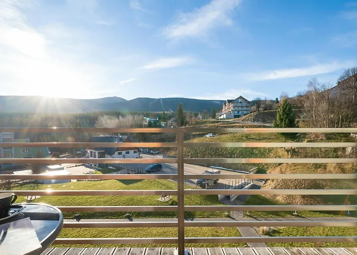 Blue In With Mountain View And Parking By Renters 아파트