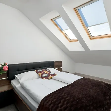 Blue In With Mountain View And Parking By Renters Apartament *