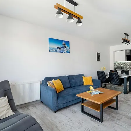 Blue In With Mountain View And Parking By Renters Apartament *