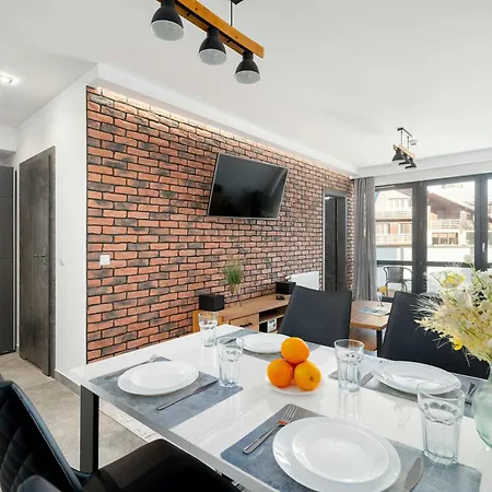 Blue In With Mountain View And Parking By Renters Apartament *