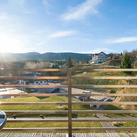 Blue In With Mountain View And Parking By Renters Apartament