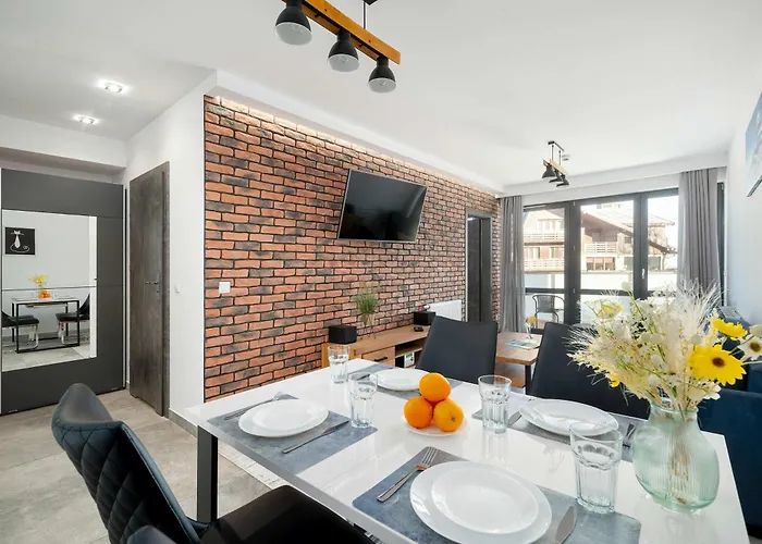 Blue In With Mountain View And Parking By Renters Apartament *