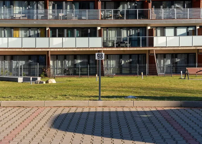 Blue In With Mountain View And Parking By Renters *